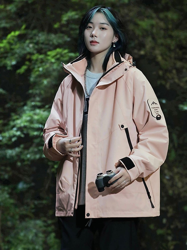 In the autumn and winter, a man and a woman can break down two sets of windproof and outdoor mountaining suits