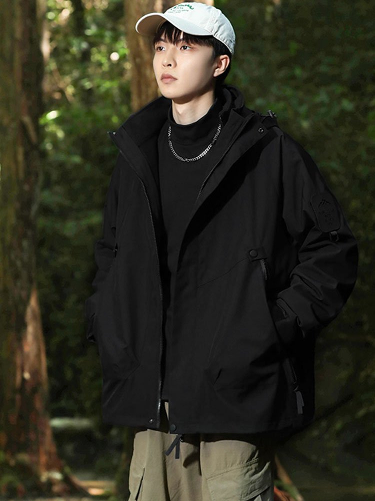 In the autumn and winter, a man and a woman can break down two sets of windproof and outdoor mountaining suits