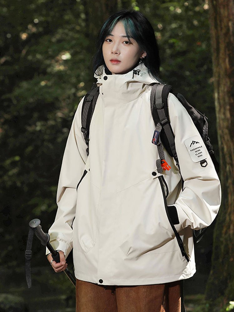 In the autumn and winter, a man and a woman can break down two sets of windproof and outdoor mountaining suits