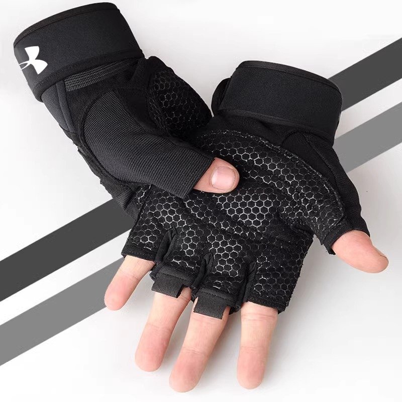 Sports gloves for the wrists of a man and a woman with a smooth and grindy troupe, half-fingering iron and iron training to the top