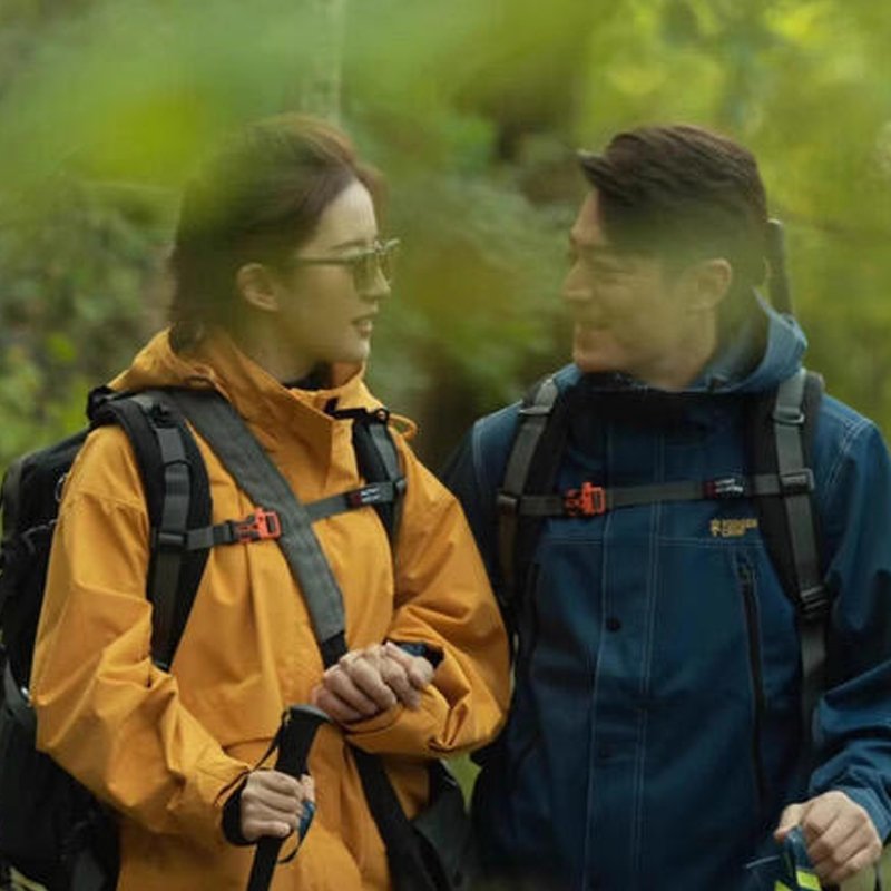 In the autumn of 2024, Liu Ying Fu Ying Yiu and his mountain coats are three times the same as the windshield