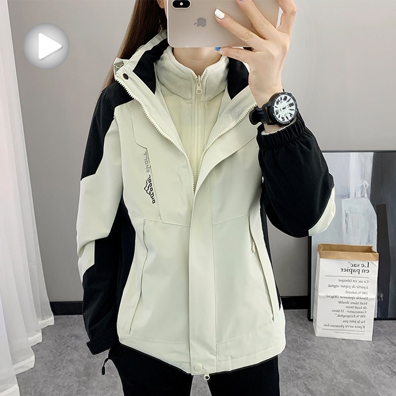 A man and a woman can take off a windproof jacket