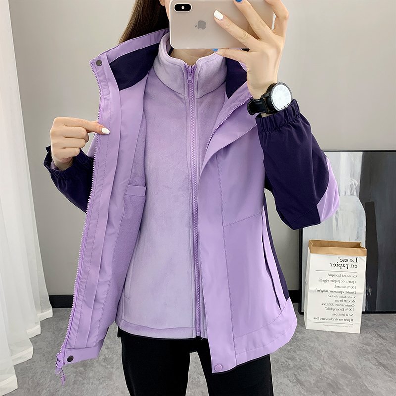A man and a woman can take off a windproof jacket