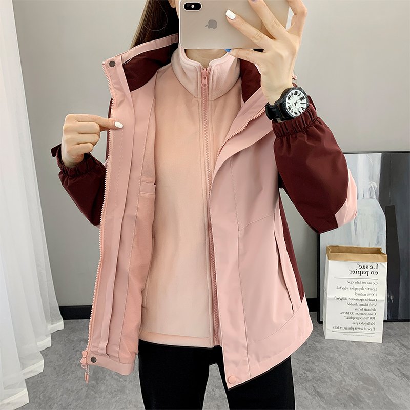 A man and a woman can take off a windproof jacket