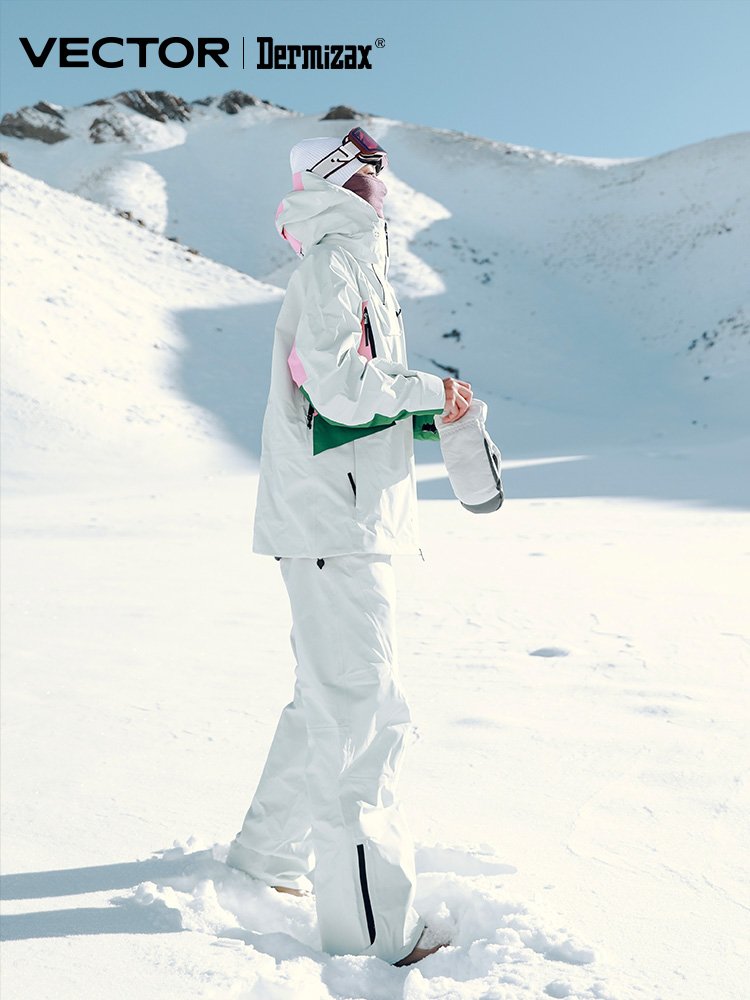 VECTOR PLAYS AN OUTDOOR WATER-PROOF AND SNOW-SKISSING SUIT WITH A T-SHIRT 3L
