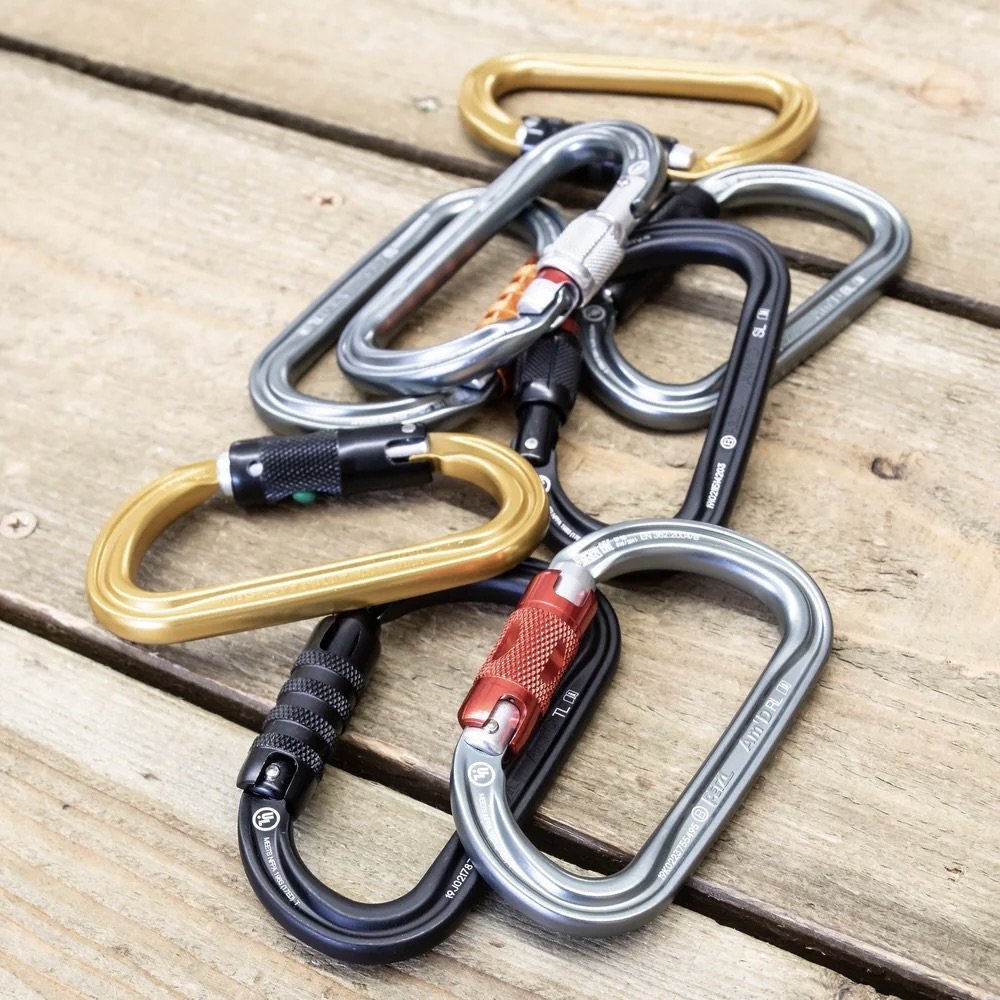 Crawling PETZL climbing main lock M33 climbs and drops hole OK, fast-tracking automatic locking device security button gri
