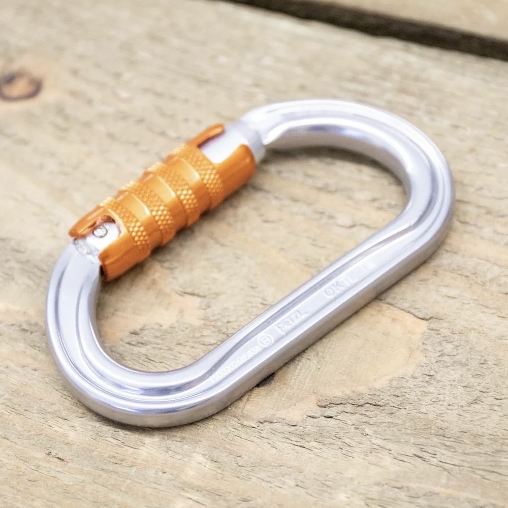 Crawling PETZL climbing main lock M33 climbs and drops hole OK, fast-tracking automatic locking device security button gri