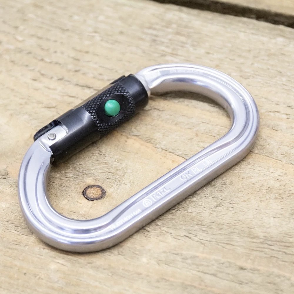 Crawling PETZL climbing main lock M33 climbs and drops hole OK, fast-tracking automatic locking device security button gri
