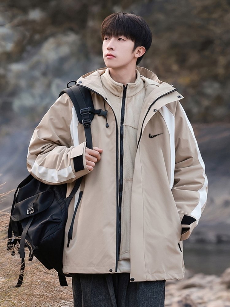 Nailmarkton's assault suit, a man and a woman with a wind and water-proof coat, can remove a couple's coat for an outdoor trip