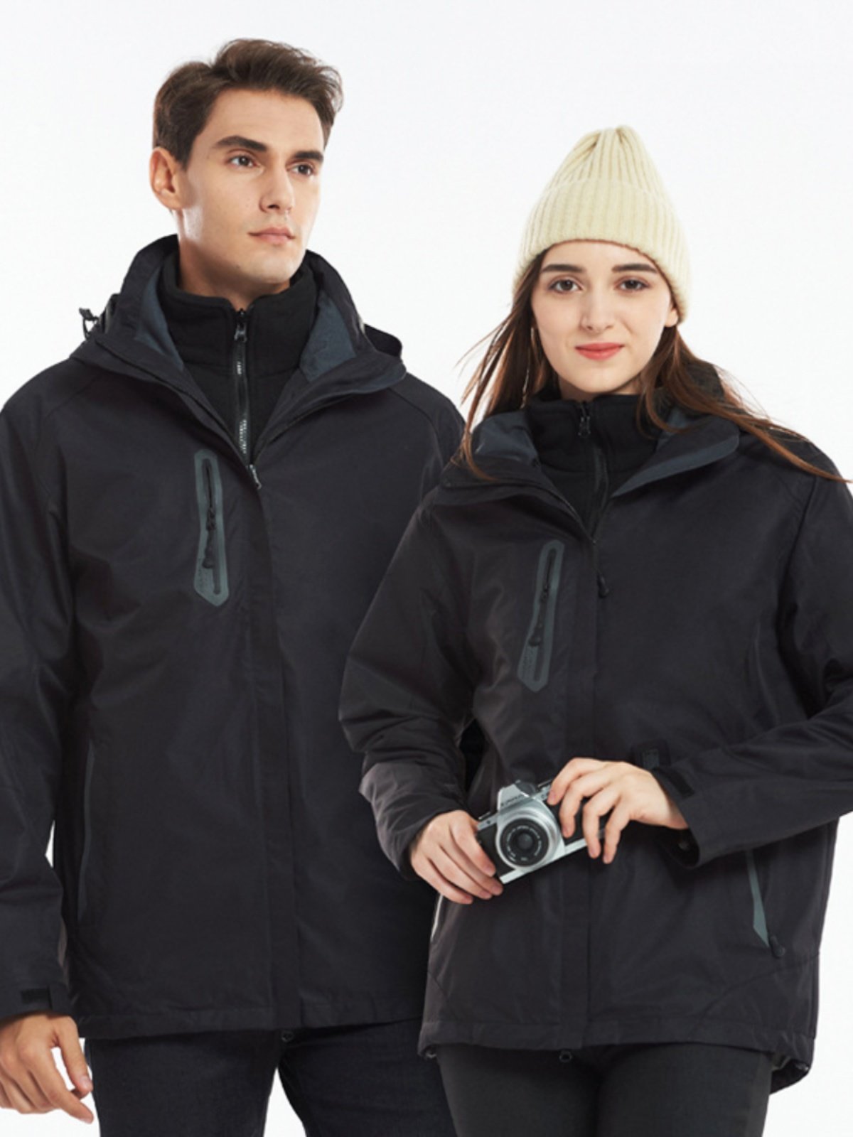 In the autumn and winter, a three-in-a-one in an outdoor assault suit will remove two sets of windproof coats from the back of the mountain