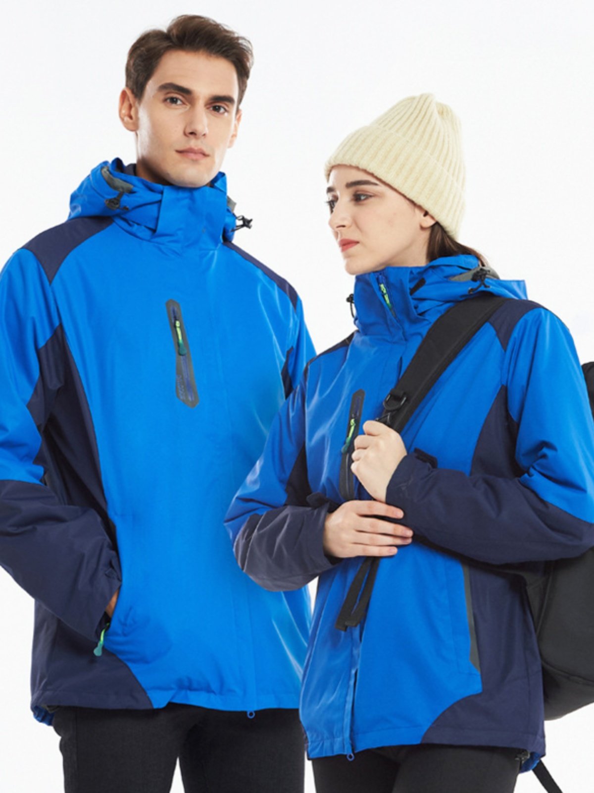 In the autumn and winter, a three-in-a-one in an outdoor assault suit will remove two sets of windproof coats from the back of the mountain