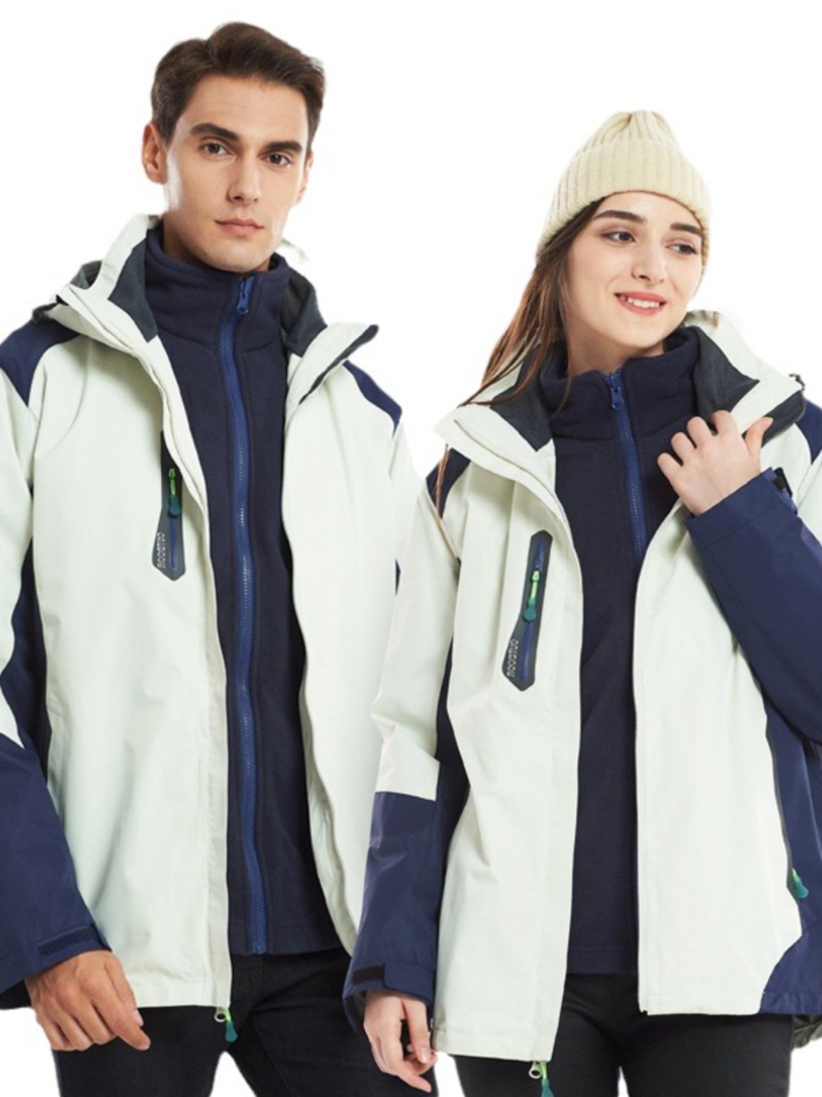 In the autumn and winter, a three-in-a-one in an outdoor assault suit will remove two sets of windproof coats from the back of the mountain