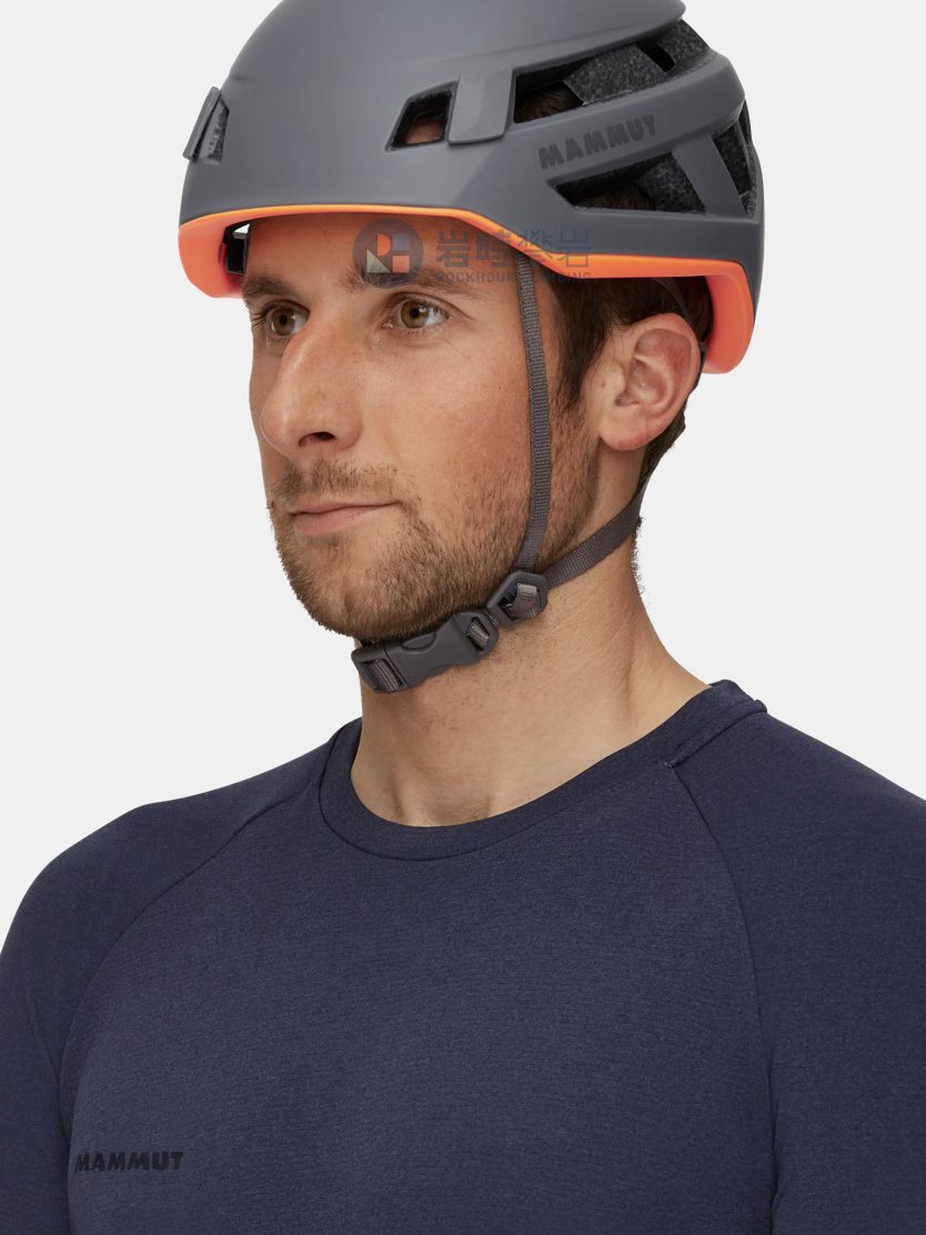 MAMMUT mammoths such as CraigSender, a light field climber, climbs the ice cap 2030-00260