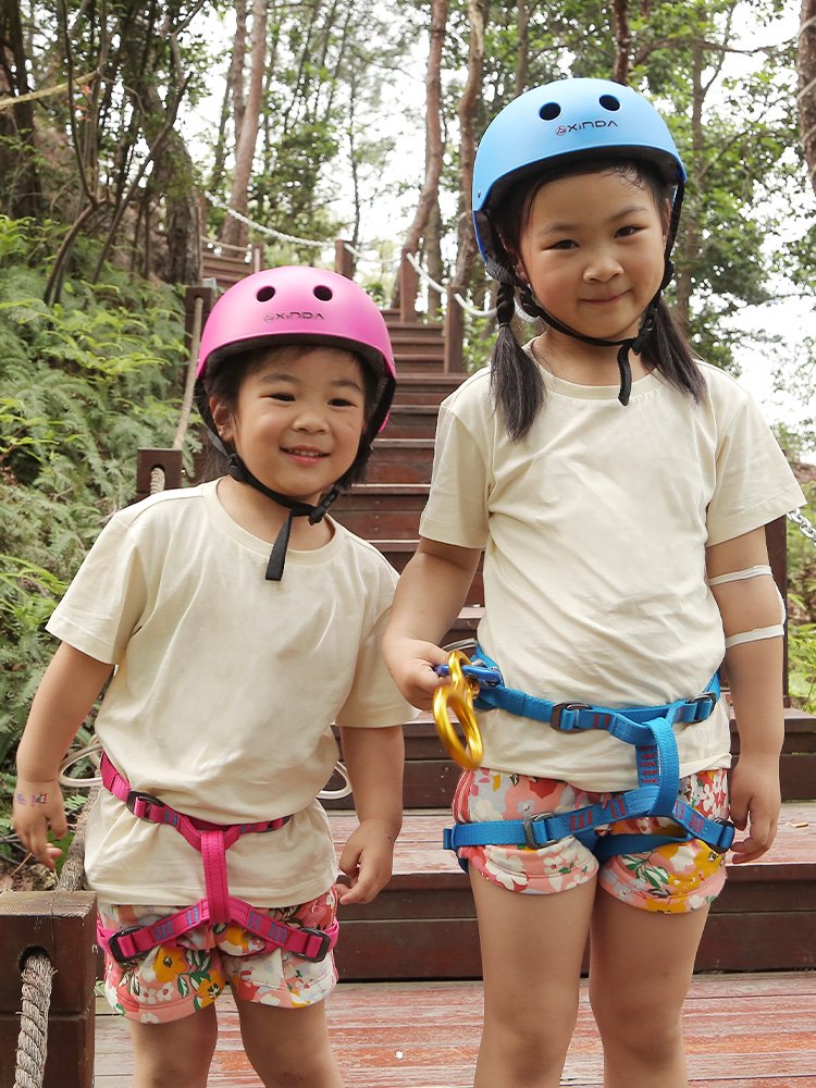 Half-way safety belt for children in the Hindawa system to climb and extend the rock-crawl wall protection