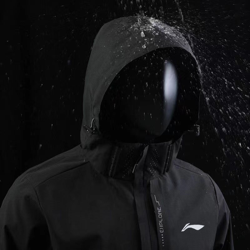 The man in Lee's T-shirt can take his jacket off in winter with a thick wind and water-proof suit