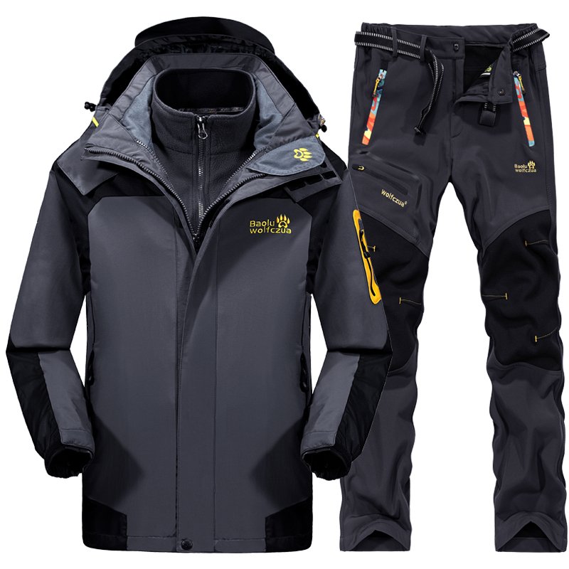 A man and a woman with wolf claws on the outside of Blatt's tweaks and thickness can break down two waterproof mountain uniforms