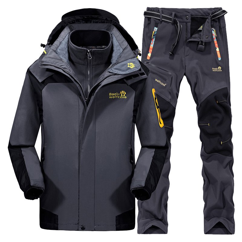 The wolf claws, the man and the woman in the field, three pairs of pants, a waterproof winter, large-coded climber
