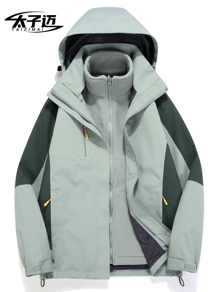 A man and a woman in a waterproof and windproof suit in the Prince Maktai Mountain Department can remove ski suits