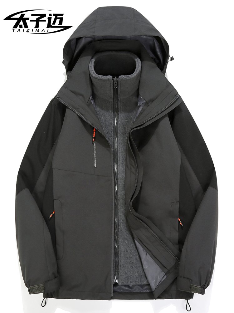 A man and a woman in a waterproof and windproof suit in the Prince Maktai Mountain Department can remove ski suits
