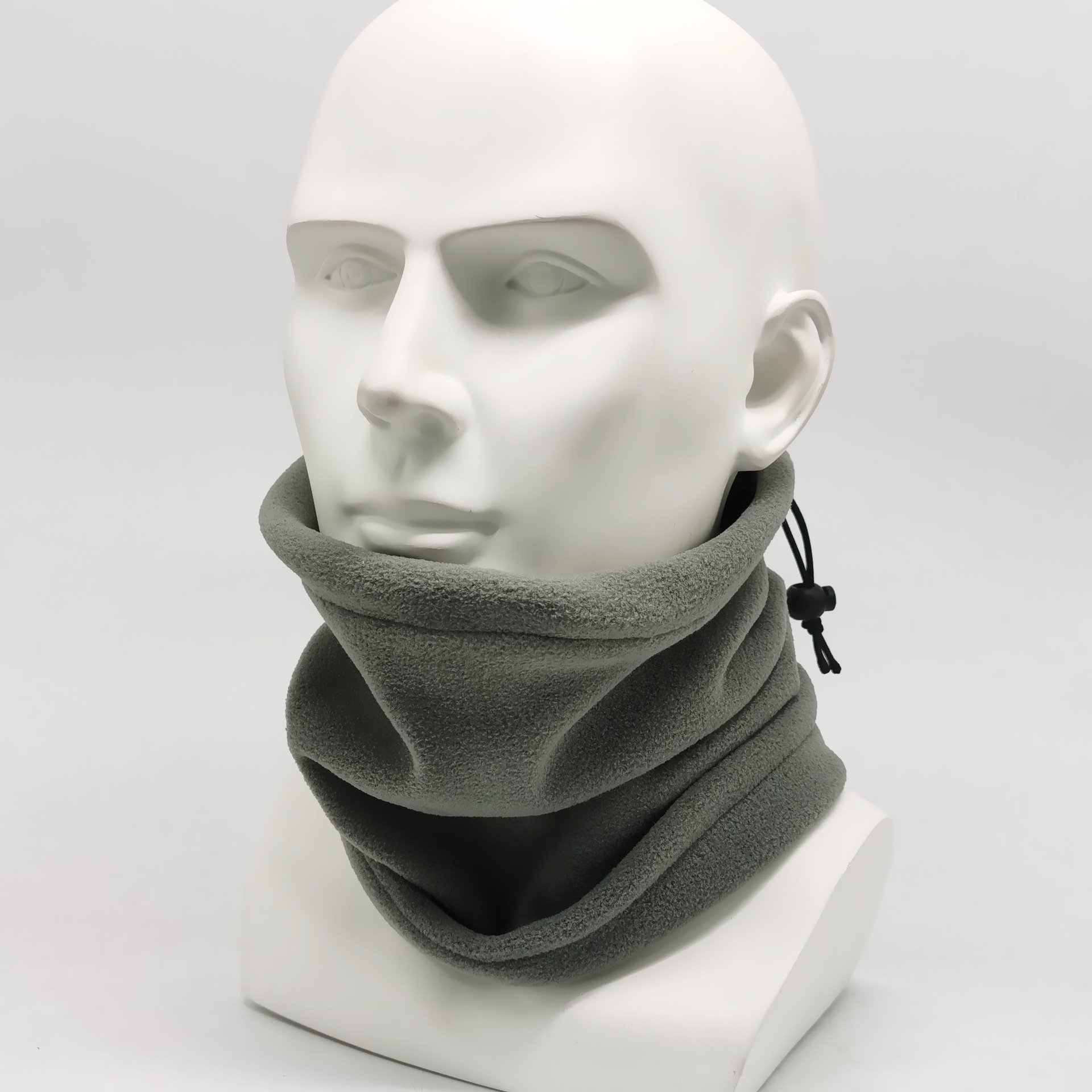 An outdoor hiking campaign with a warmer autumn and winter mask and a velvet velvet velvet for both men and women