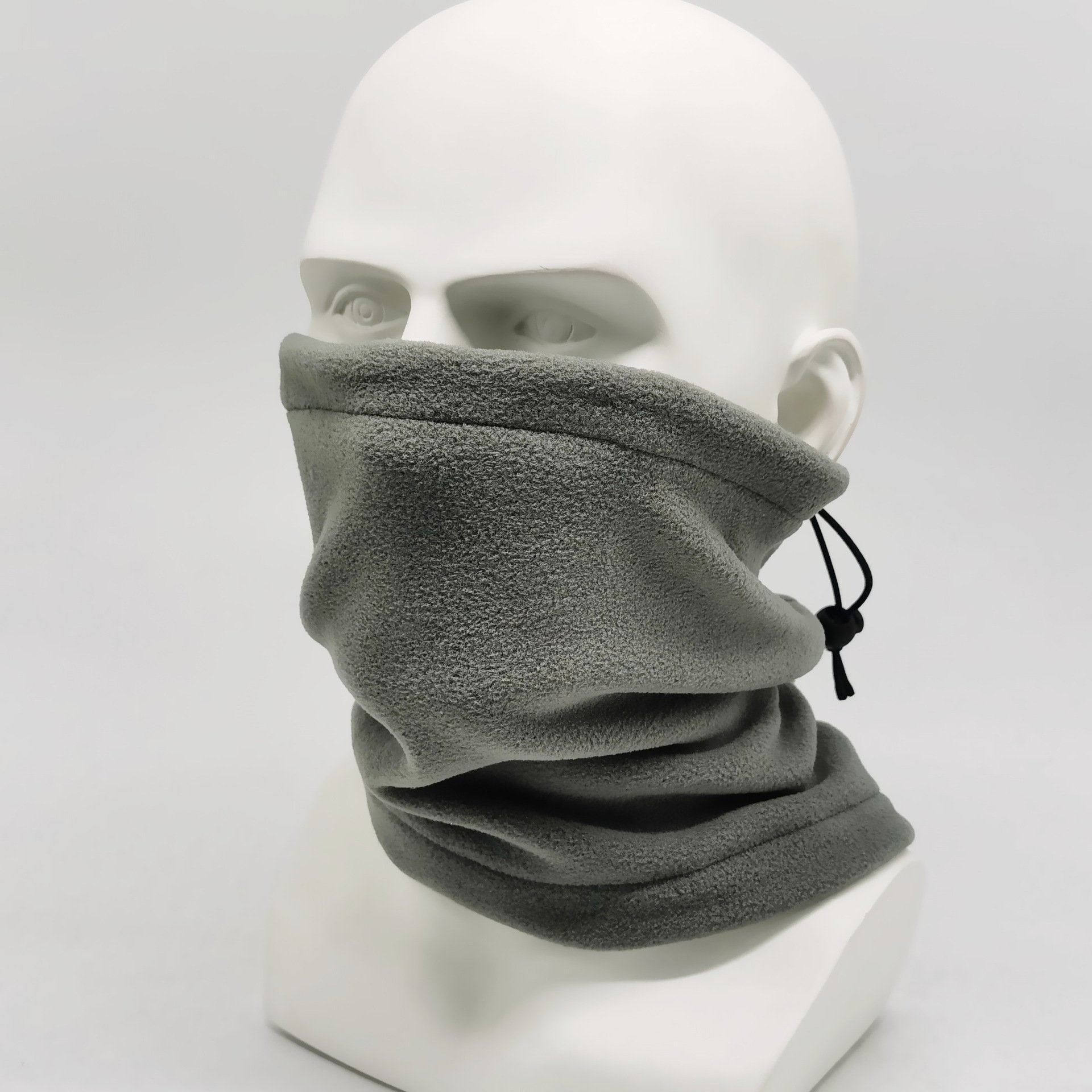 An outdoor hiking campaign with a warmer autumn and winter mask and a velvet velvet velvet for both men and women
