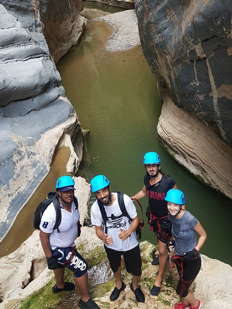 Hindal outdoors climbing the rock helmets to rescue the super-light safety helmets that drift from the stream