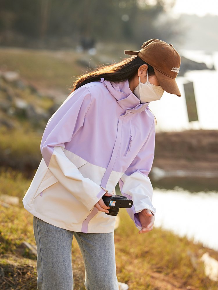 A new 2024 spring-and-a-fall mountain-up suit for a man and a woman in a wind-proof and water-proof jacket