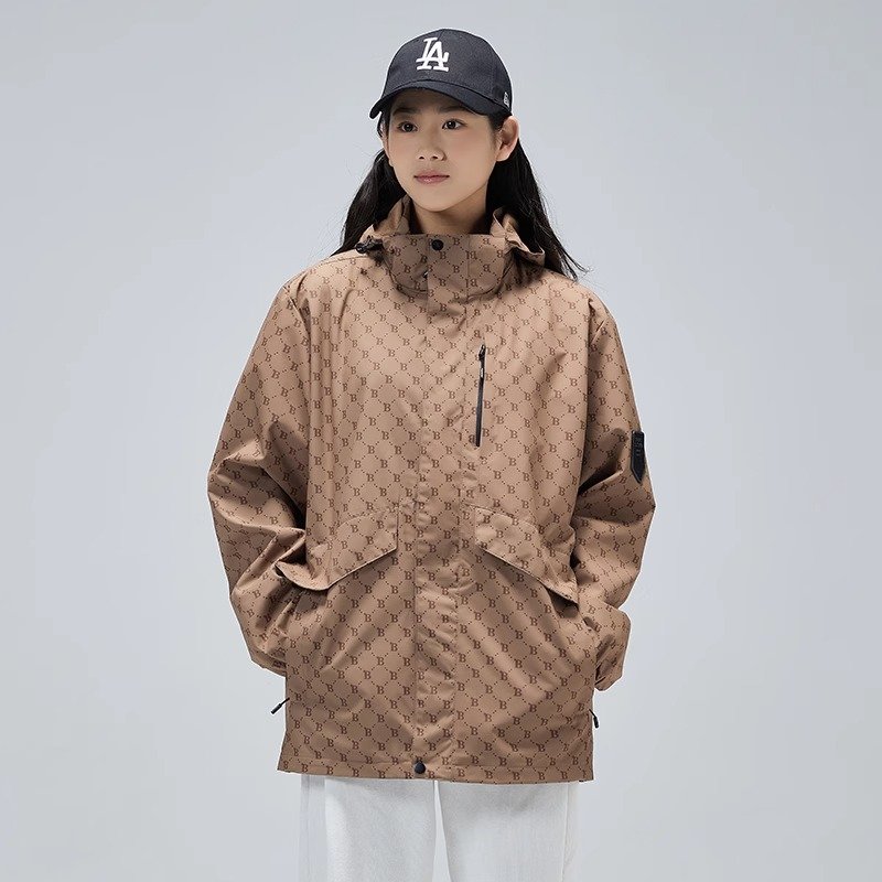A new 2024 male and female T-shirt can remove a hat and jacket for a couple
