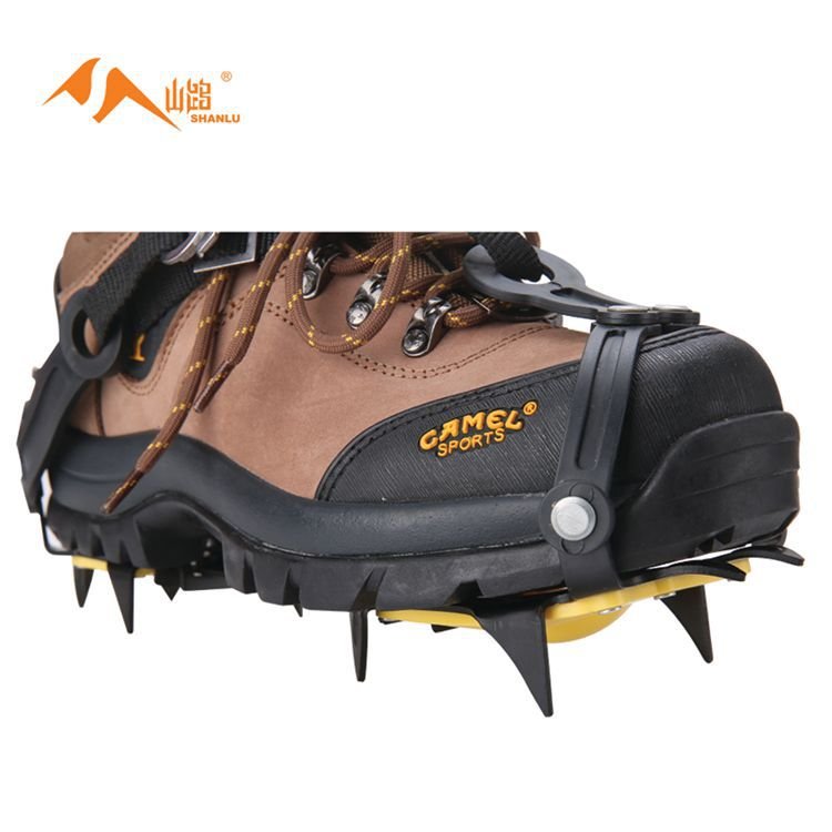 Ten-tooth professional snow-slipper-slipper-shoe-slipper outside the house