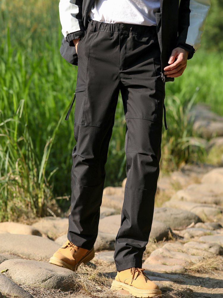 Hong Kong's sub-crops are two sets of outdoors for men and women to remove their twilight and waterproof ski pants from the fall and winter