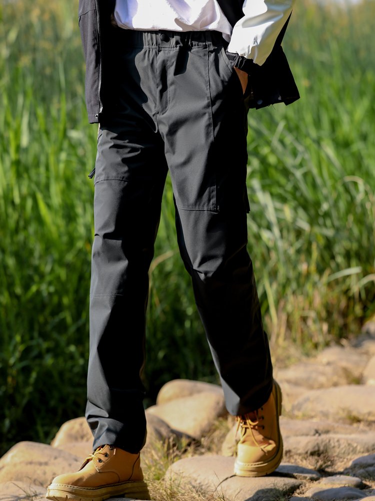 Hong Kong's sub-crops are two sets of outdoors for men and women to remove their twilight and waterproof ski pants from the fall and winter