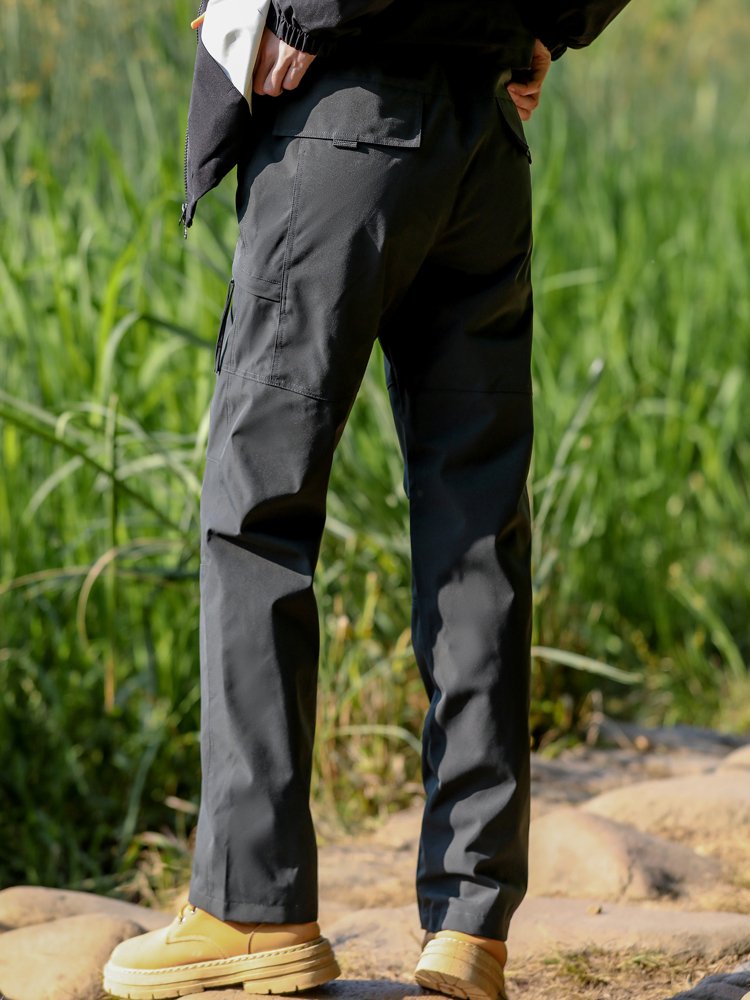 Hong Kong's sub-crops are two sets of outdoors for men and women to remove their twilight and waterproof ski pants from the fall and winter