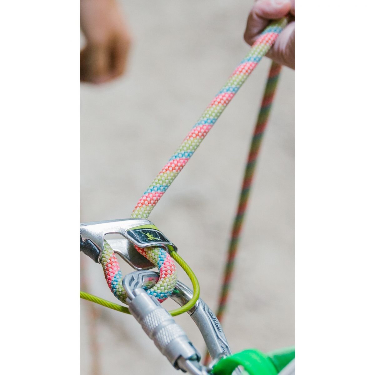 EDELRID, how wise Kinglet is to use a 9.2mm chrysanthemum climber to climb a red-coated line outside the ice