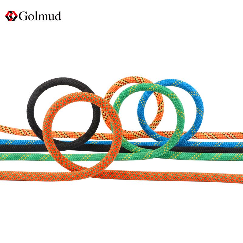 golmud climbs outside of the mountain rope, climbs with safe ropes and lifts