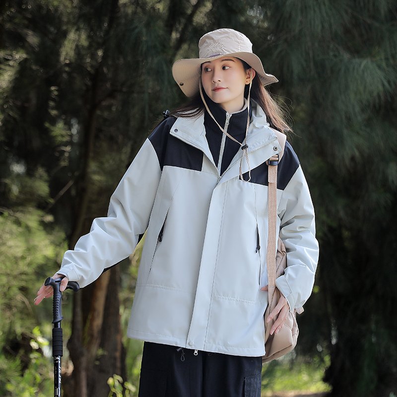 In autumn and winter, both men and women will be able to remove one or two sets of windproof and waterproof clothes