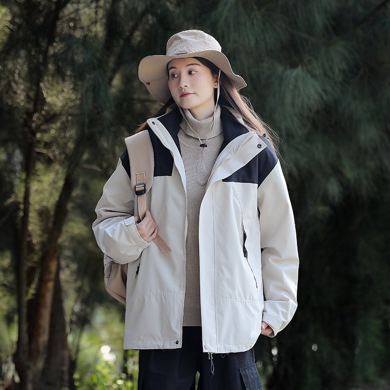 In autumn and winter, both men and women will be able to remove one or two sets of windproof and waterproof clothes