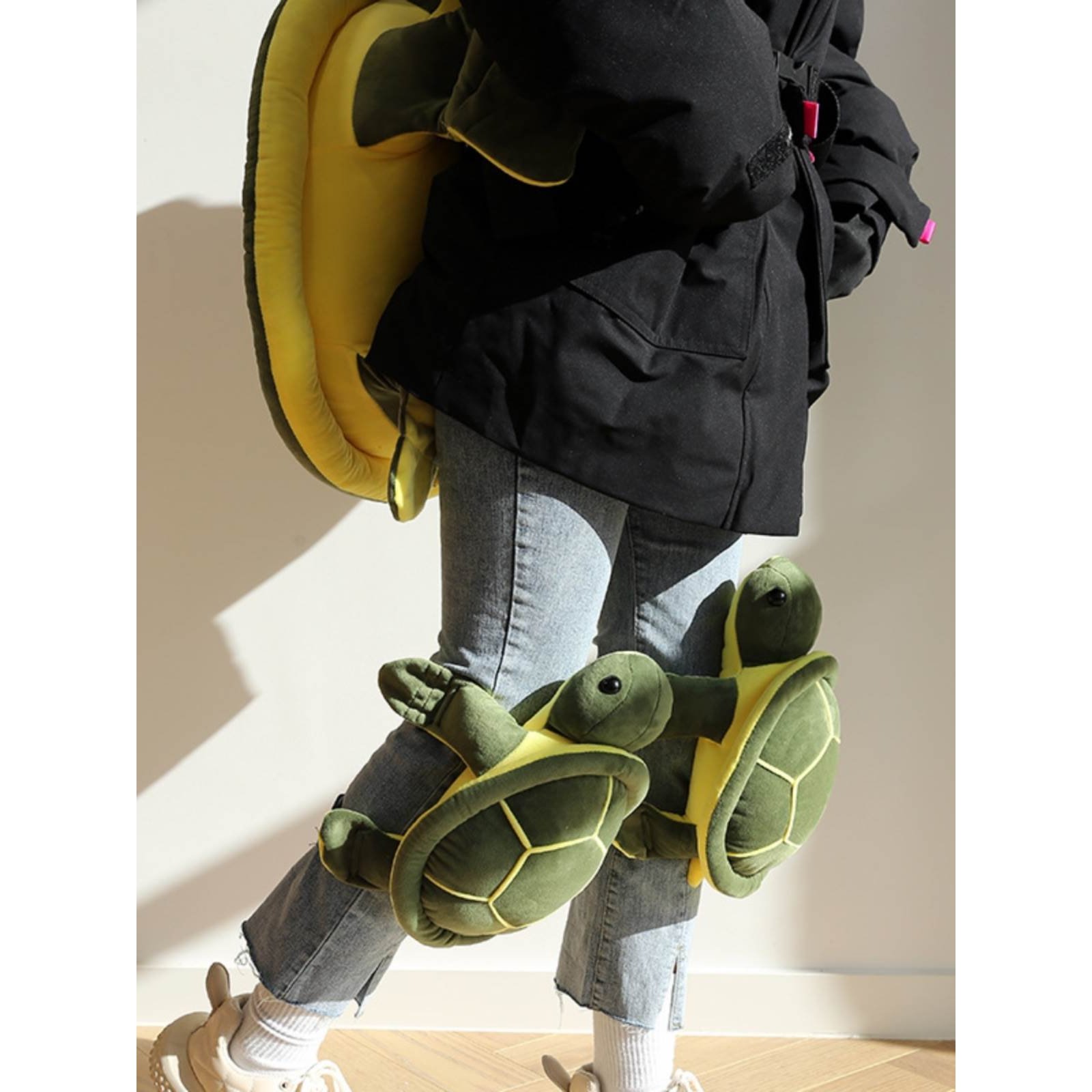 A ski turtle's kit is stuck to protect children from falling