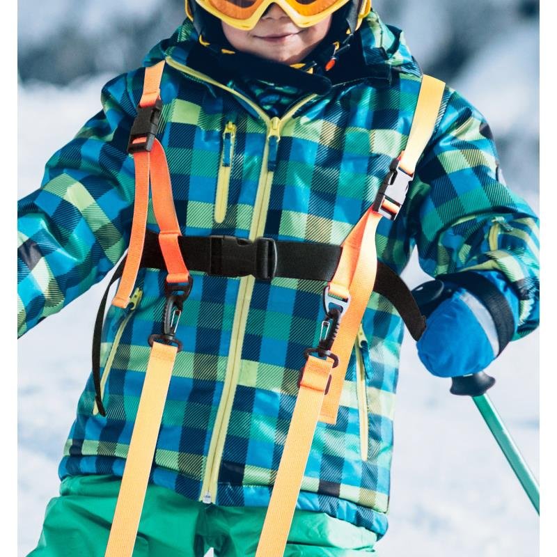 Children skiing ropes with a teaching aid to a child with a safety-protected rope