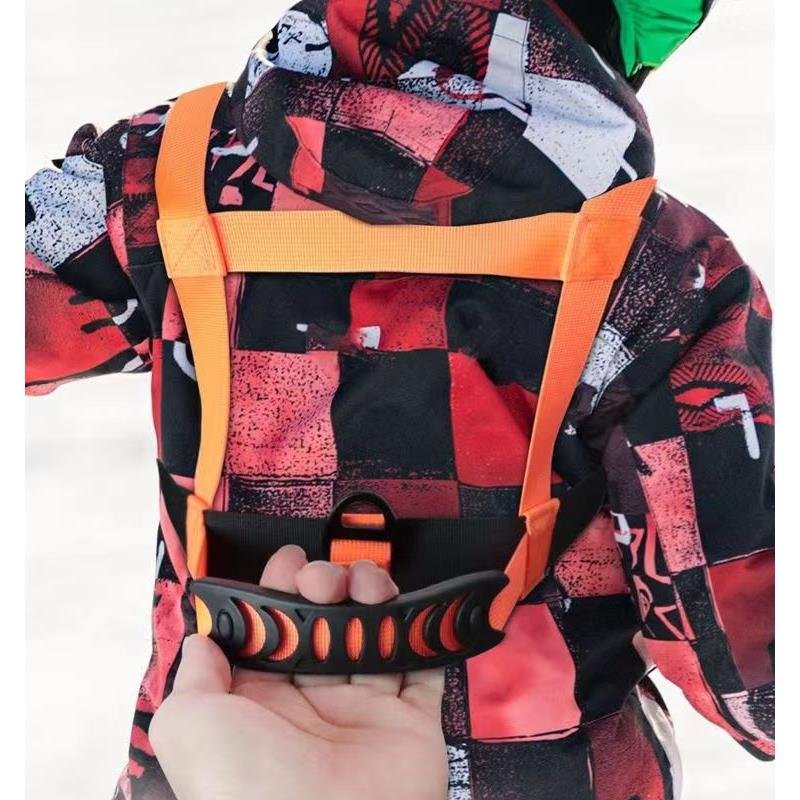 Children skiing ropes with a teaching aid to a child with a safety-protected rope