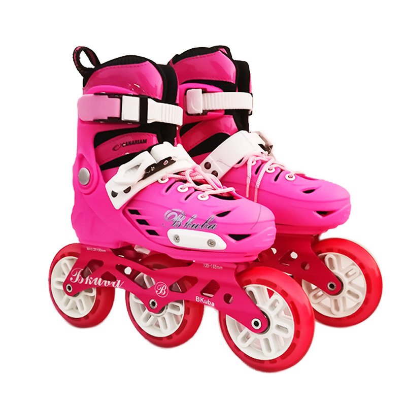 A three-wheeler of professional beginner girls who can stretch their skates in a race