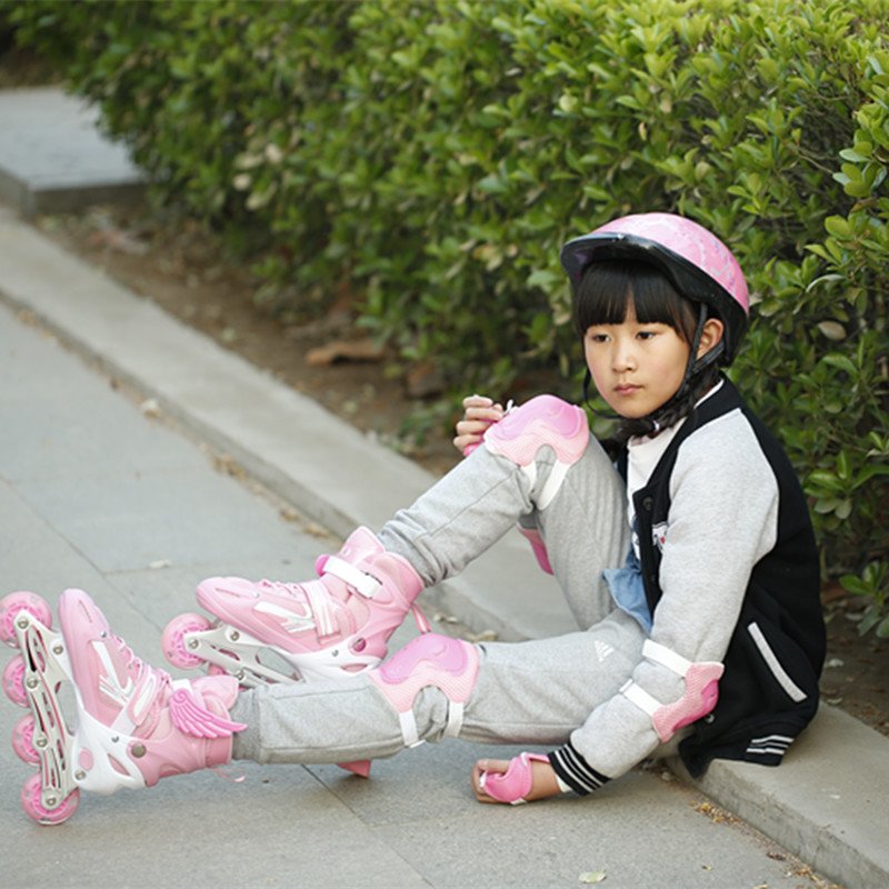 Right-to-right skater children, full of 3-5-6-8-10-year-olds, men and women skating skates