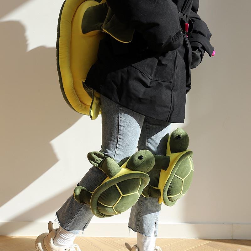 A ski turtle's kit is stuck to protect children from falling