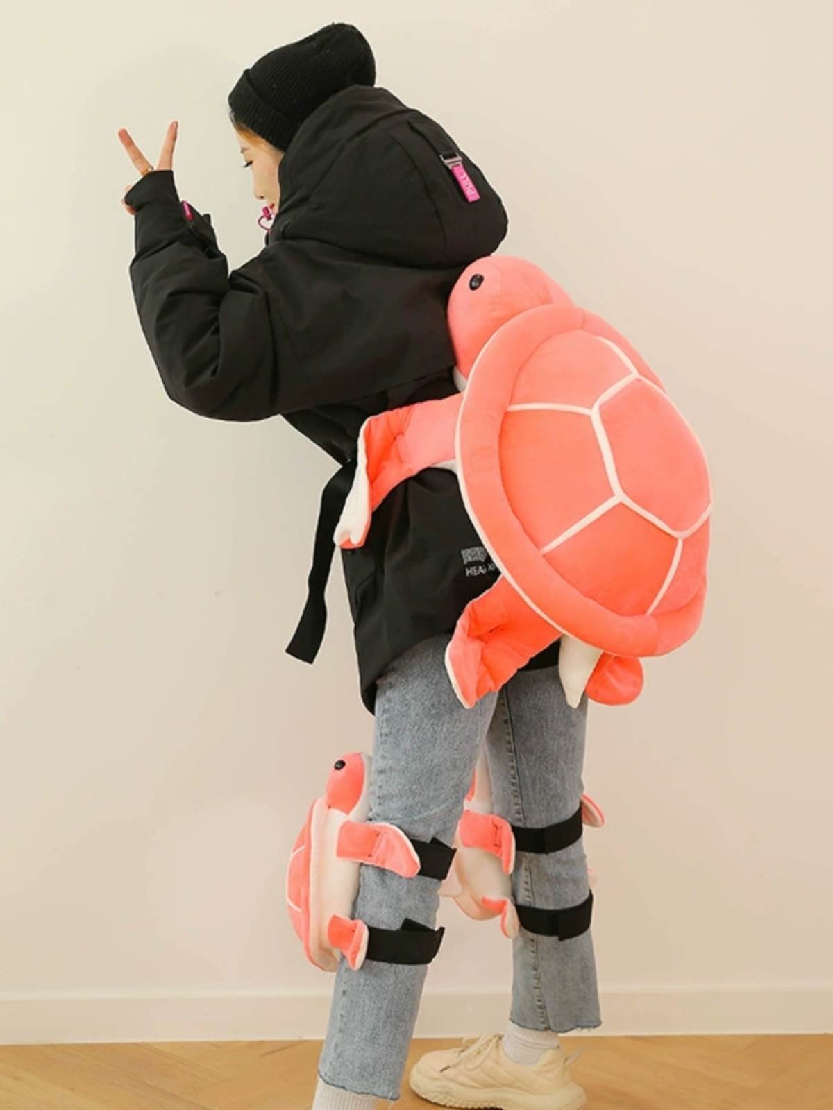 A ski turtle's kit is stuck to protect children from falling