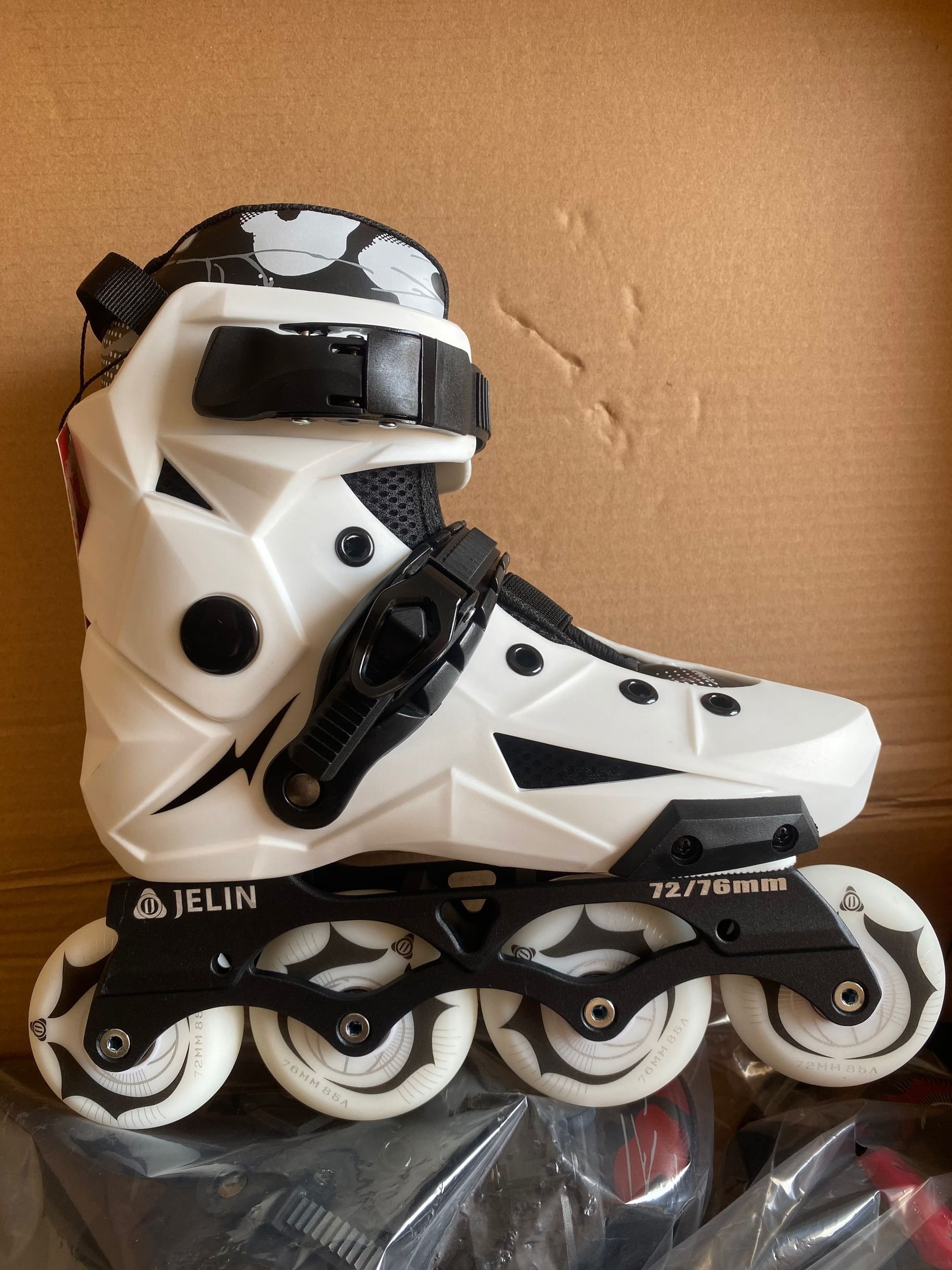 Three-wheeler skates, adult male and female, adult straight-shooter skates