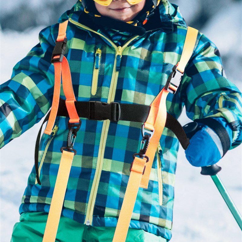 Children skiing ropes with a teaching aid to a child with a safety-protected rope