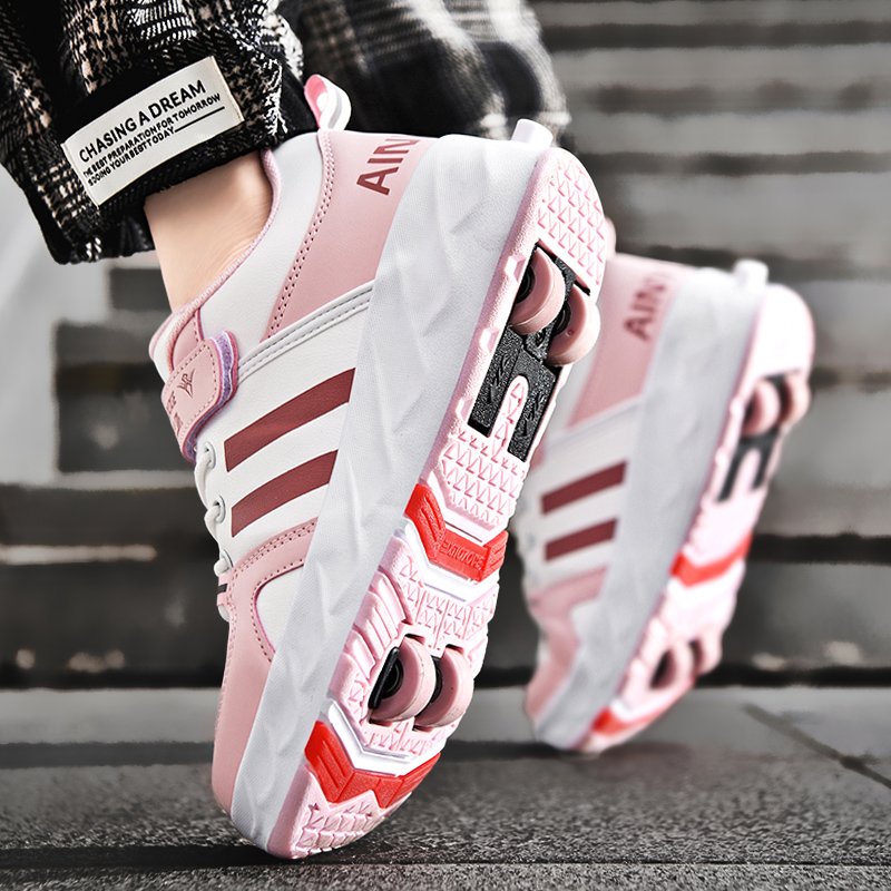 The shoes of the invisible skater belts of a girl's shoenet red and four-wheel-blasted shoe student