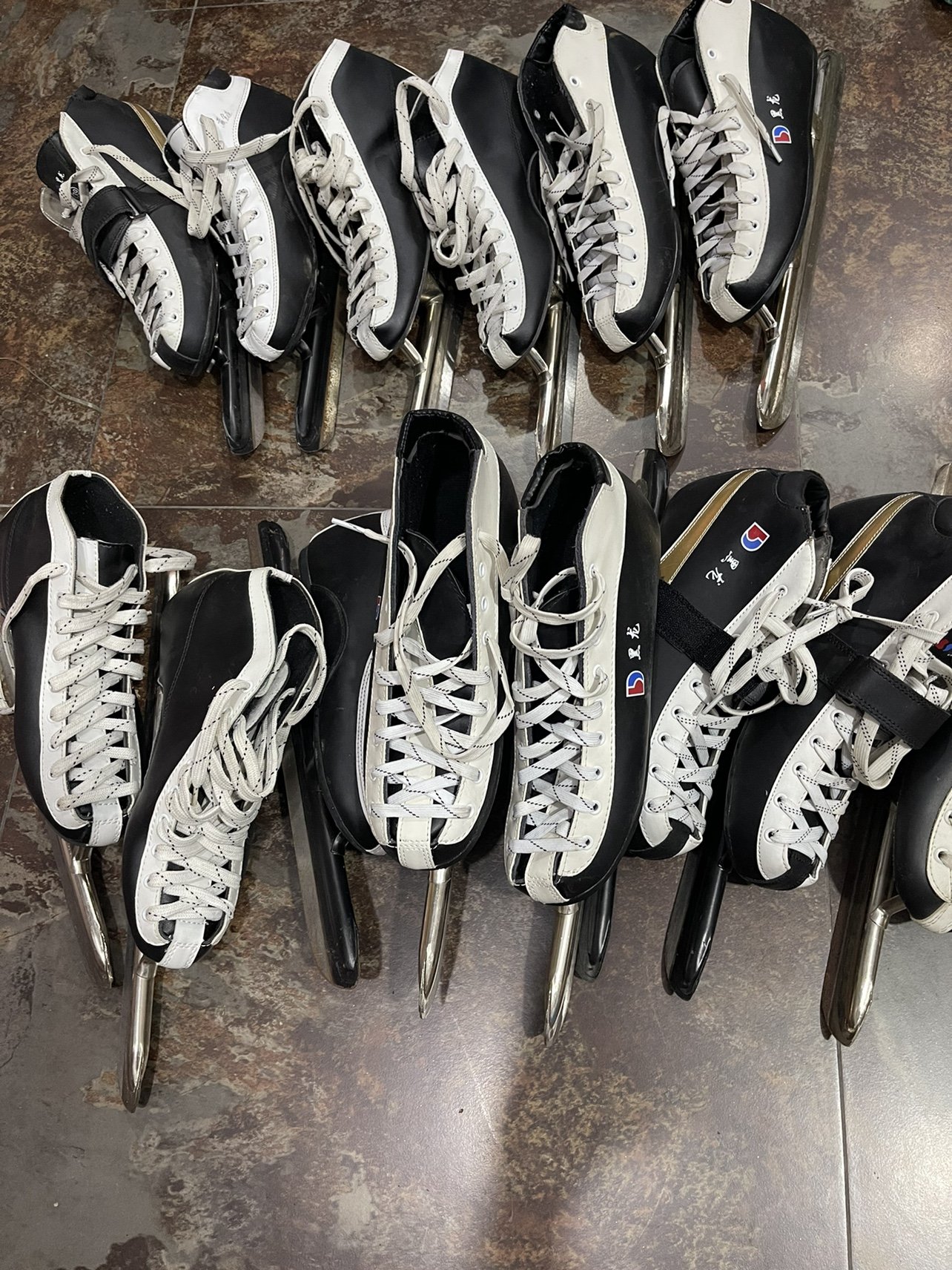 Second-hand skate skate slippers, adult walkers, primary entry skaters, black-tron skaters