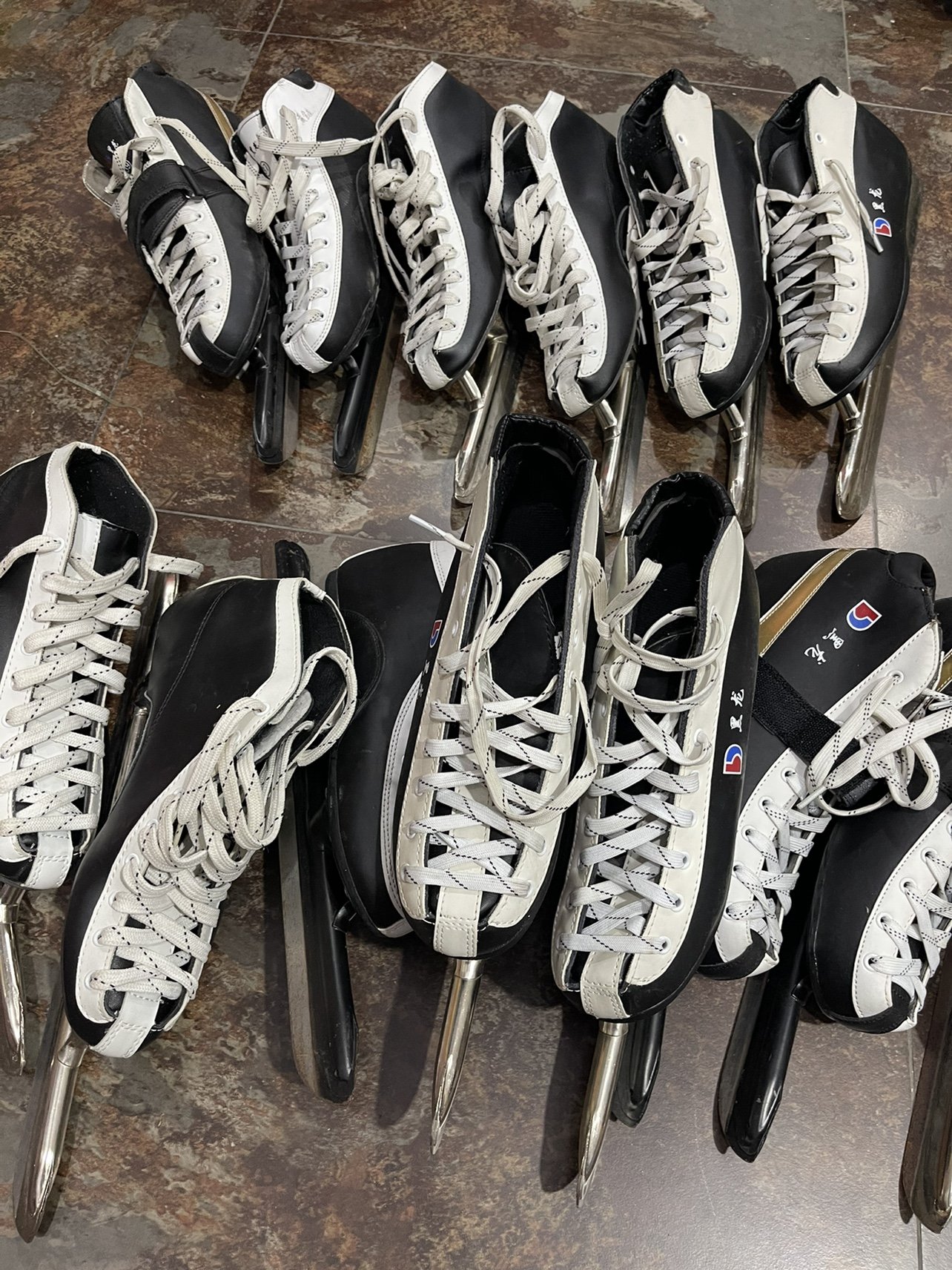 Second-hand skate skate slippers, adult walkers, primary entry skaters, black-tron skaters