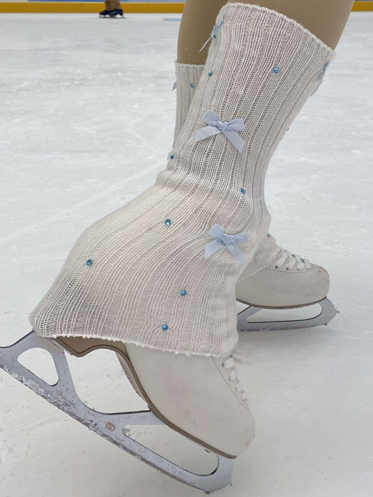 Fancy skating, cute butterflies, scalding hands for legs, decorating legs