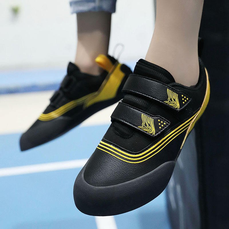 The speed at which children who climb rock-shoes, boys and girls, walk in and out of stone-shoes school trick-in-the-door training shoes